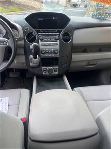 Photo of 2015 Alabaster Silver Metallic Honda Pilot