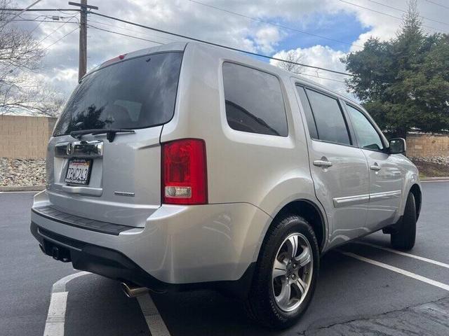 Photo of 2015 Alabaster Silver Metallic Honda Pilot