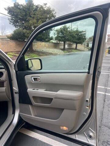 Photo of 2015 Alabaster Silver Metallic Honda Pilot