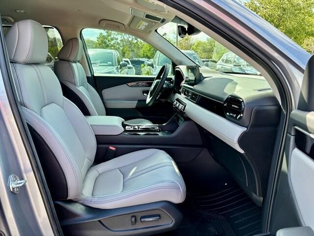 Photo of 2025 Lunar Silver Metallic Honda Pilot
