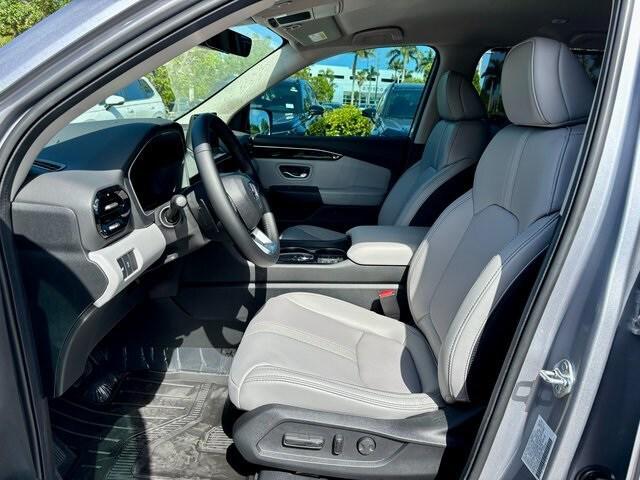 Photo of 2025 Lunar Silver Metallic Honda Pilot