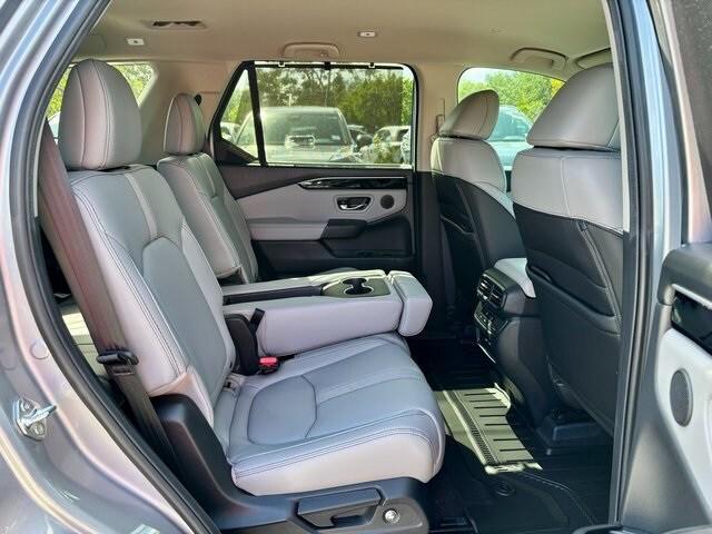 Photo of 2025 Lunar Silver Metallic Honda Pilot