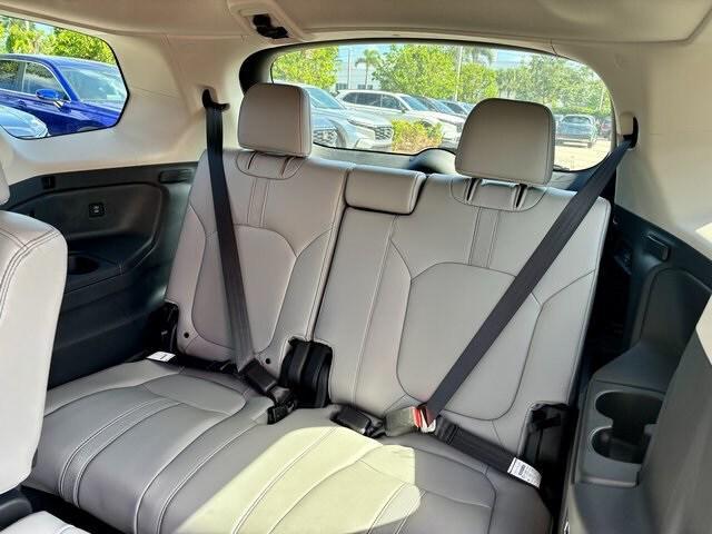 Photo of 2025 Lunar Silver Metallic Honda Pilot