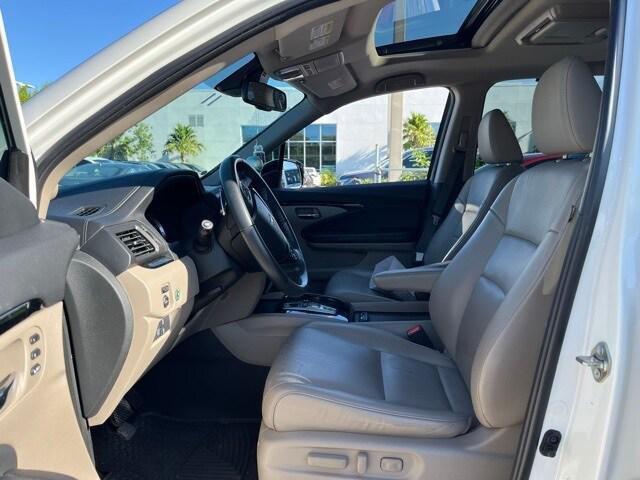 Photo of 2016 White Diamond Pearl Honda Pilot