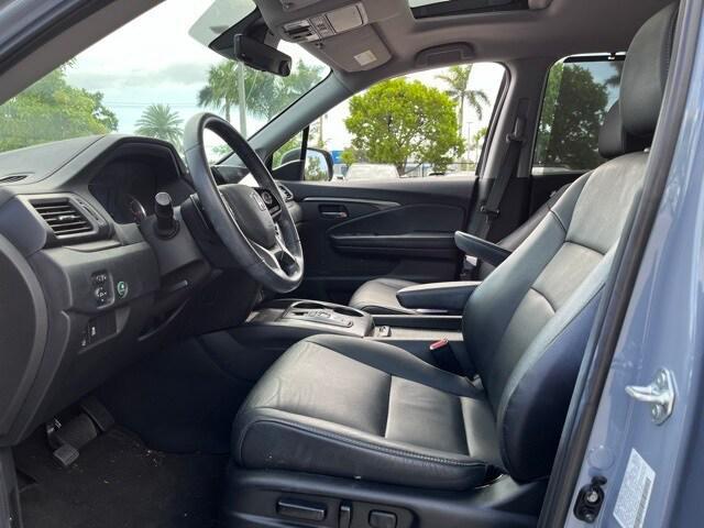 Photo of 2022 Gray Honda Pilot