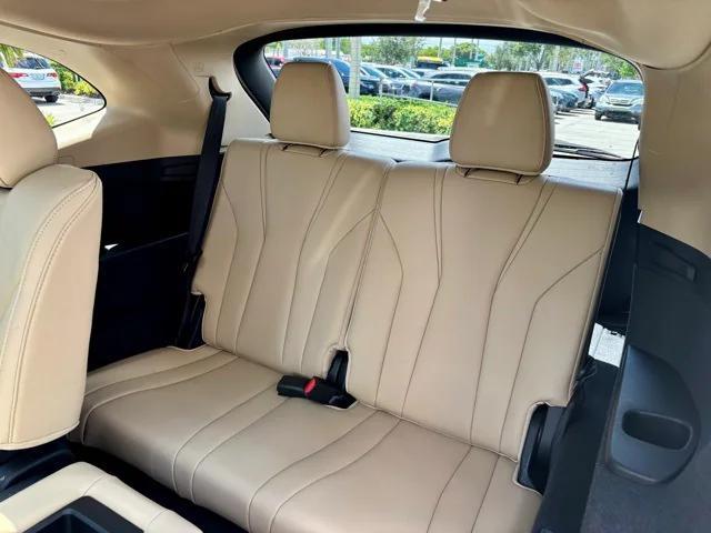 Photo of 2023 Platinum White Pearl Acura MDX