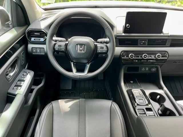 Photo of 2025 Platinum White Honda Pilot