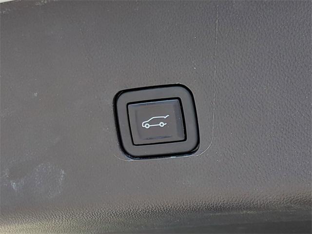 Photo of 2022 Summit White Chevrolet Traverse