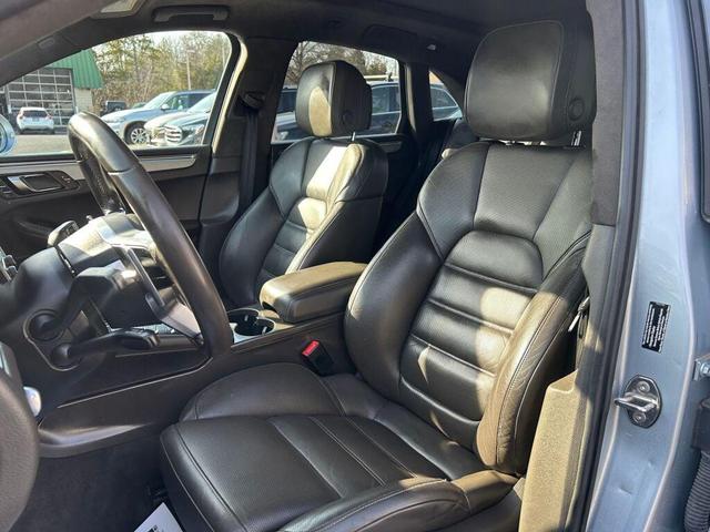 Photo of 2015 Rhodium Silver Metallic Porsche Macan