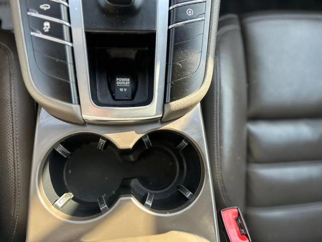 Photo of 2015 Rhodium Silver Metallic Porsche Macan