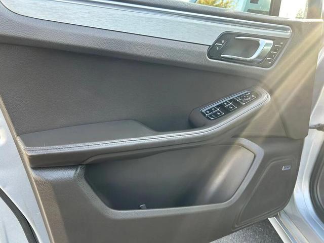 Photo of 2015 Rhodium Silver Metallic Porsche Macan