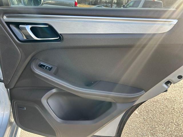 Photo of 2015 Rhodium Silver Metallic Porsche Macan