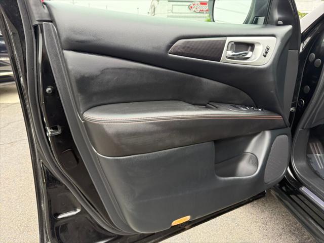 Photo of 2019 Magnetic Black Pearl Nissan Pathfinder