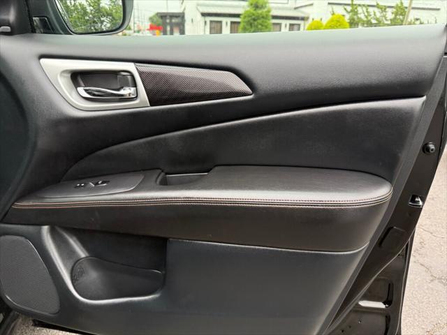 Photo of 2019 Magnetic Black Pearl Nissan Pathfinder