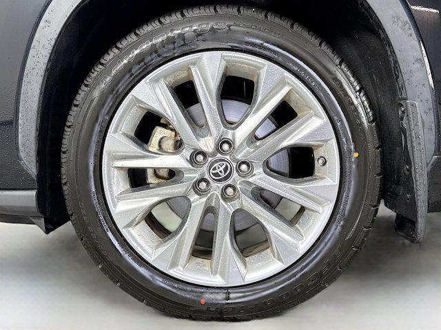 Photo of 2022 Midnight Black Metallic Toyota Highlander Hybrid