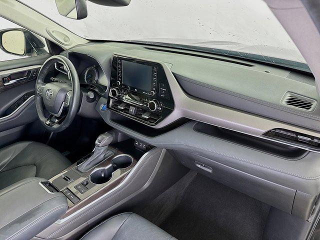 Photo of 2022 Midnight Black Metallic Toyota Highlander Hybrid