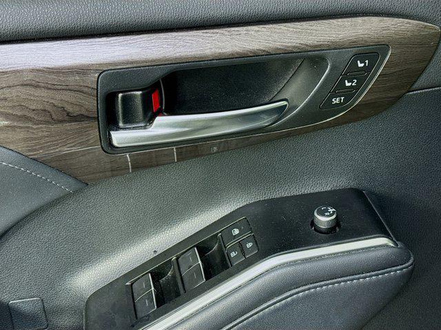 Photo of 2022 Midnight Black Metallic Toyota Highlander Hybrid
