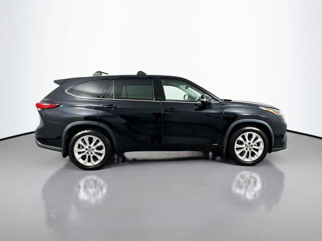 Photo of 2022 Midnight Black Metallic Toyota Highlander Hybrid