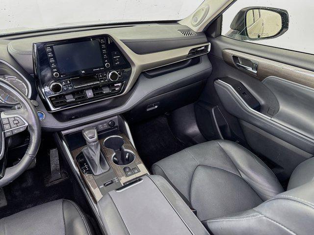 Photo of 2022 Midnight Black Metallic Toyota Highlander Hybrid