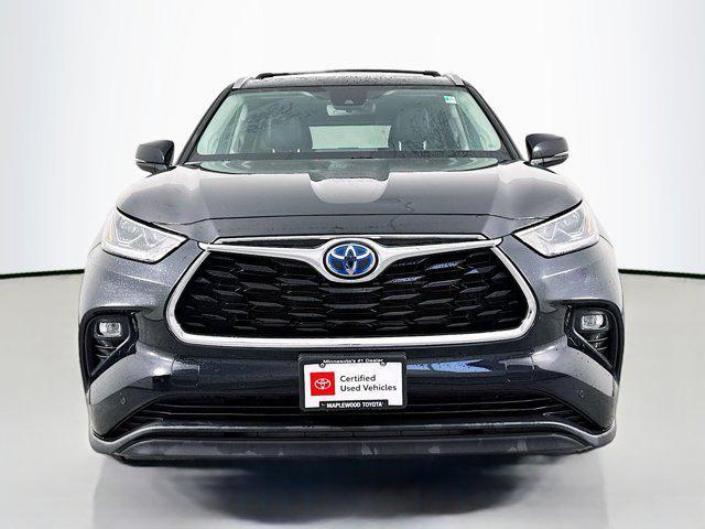 Photo of 2022 Midnight Black Metallic Toyota Highlander Hybrid