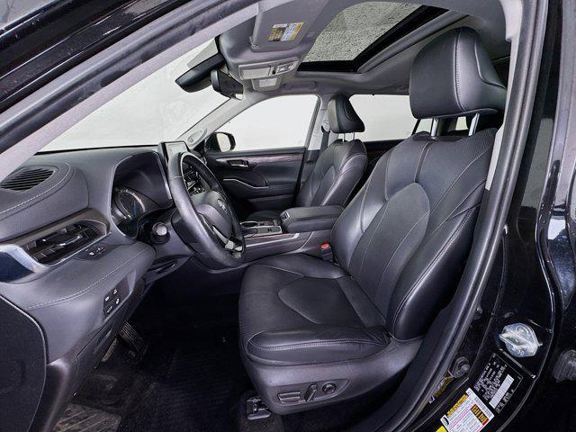 Photo of 2022 Midnight Black Metallic Toyota Highlander Hybrid