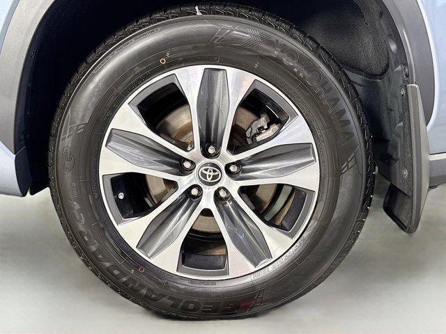 Photo of 2022 Moon Dust Toyota Highlander
