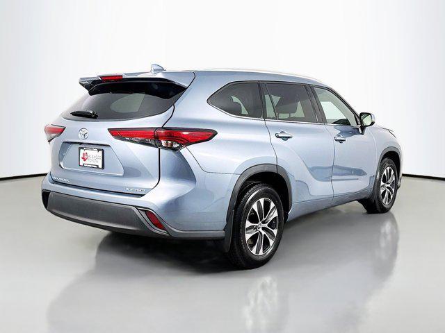 Photo of 2022 Moon Dust Toyota Highlander