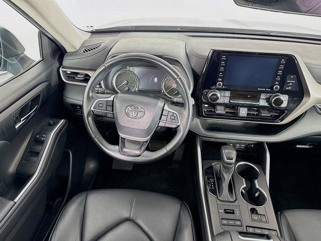 Photo of 2022 Moon Dust Toyota Highlander