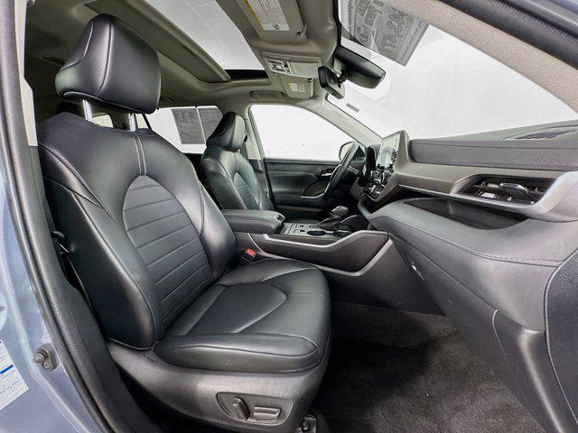Photo of 2022 Moon Dust Toyota Highlander