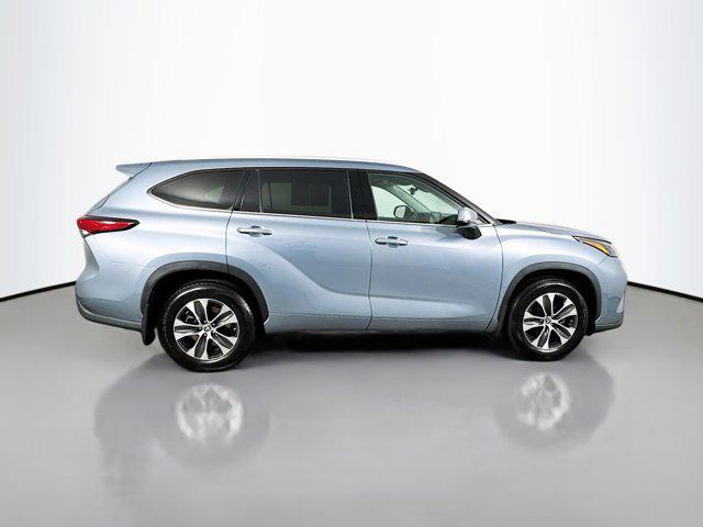 Photo of 2022 Moon Dust Toyota Highlander