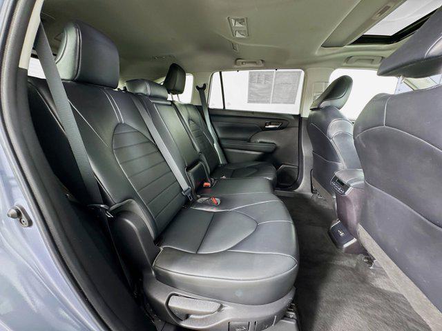 Photo of 2022 Moon Dust Toyota Highlander