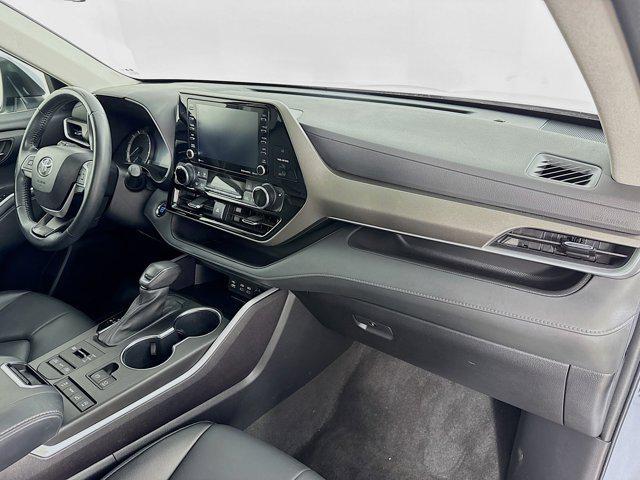 Photo of 2022 Moon Dust Toyota Highlander