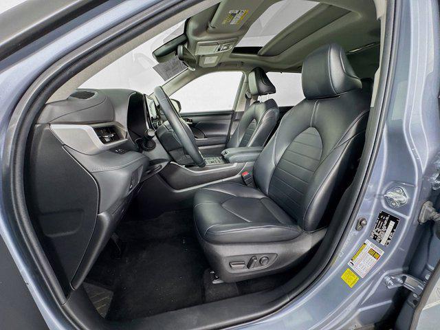 Photo of 2022 Moon Dust Toyota Highlander