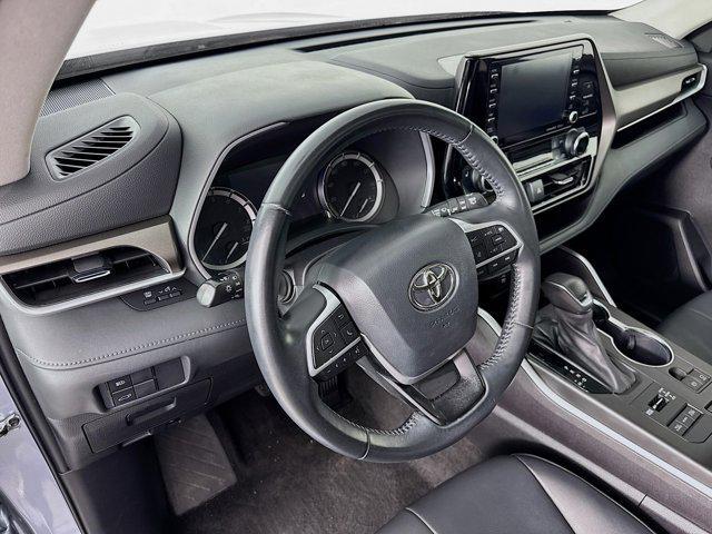 Photo of 2022 Moon Dust Toyota Highlander