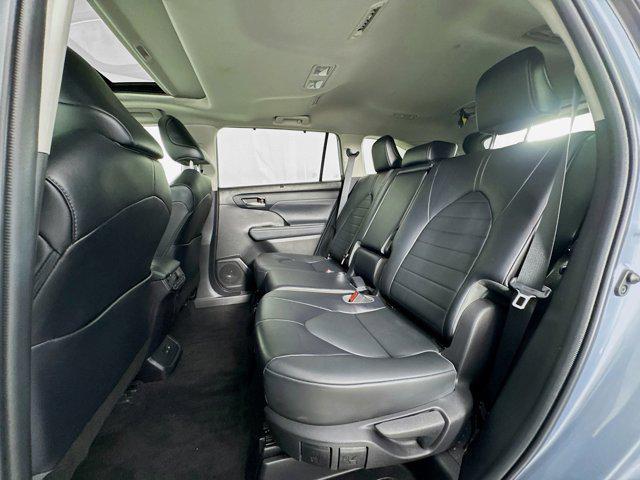 Photo of 2022 Moon Dust Toyota Highlander
