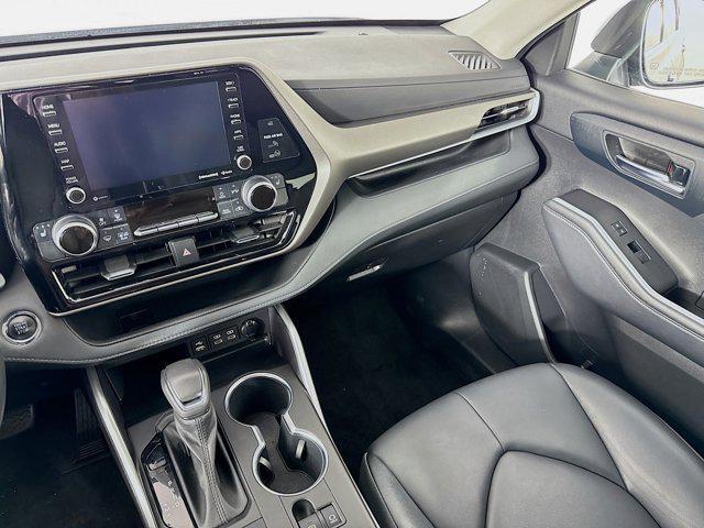 Photo of 2022 Moon Dust Toyota Highlander