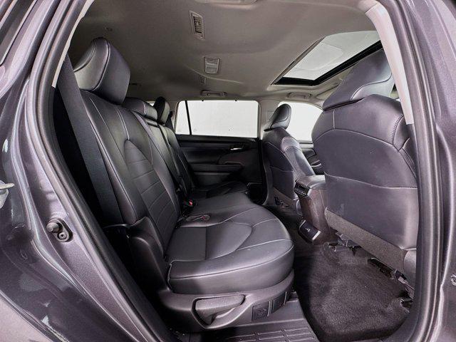 Photo of 2022 Magnetic Gray Metallic Toyota Highlander