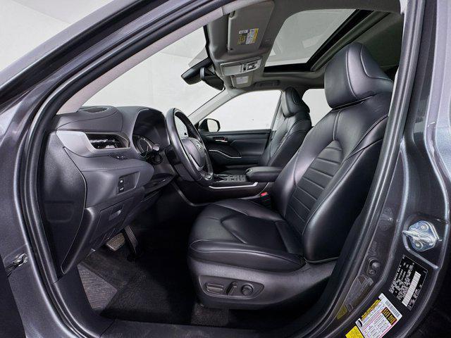 Photo of 2022 Magnetic Gray Metallic Toyota Highlander