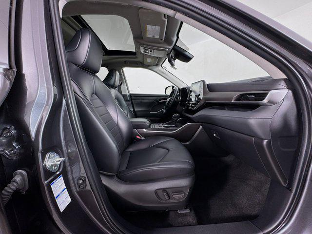 Photo of 2022 Magnetic Gray Metallic Toyota Highlander