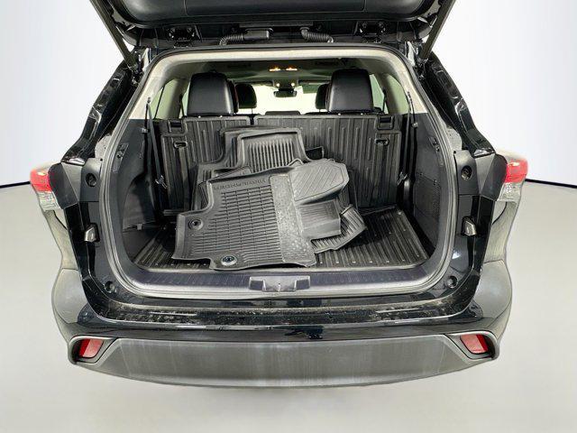 Photo of 2022 Midnight Black Metallic Toyota Highlander