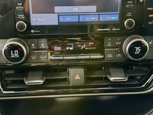 Photo of 2022 Midnight Black Metallic Toyota Highlander