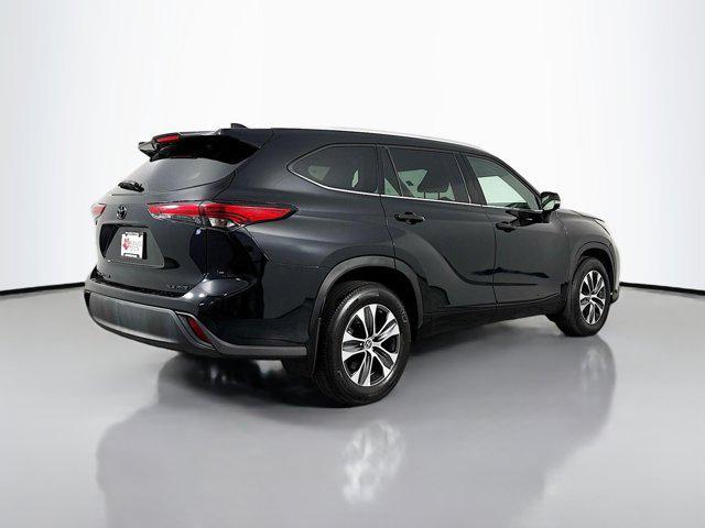 Photo of 2022 Midnight Black Metallic Toyota Highlander