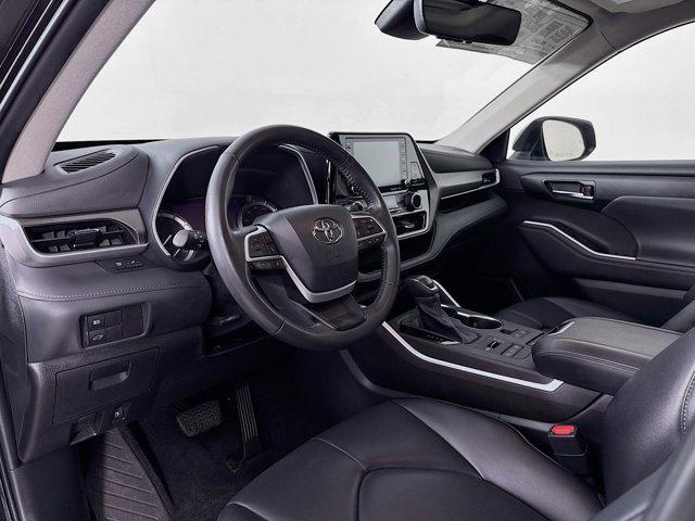 Photo of 2022 Midnight Black Metallic Toyota Highlander