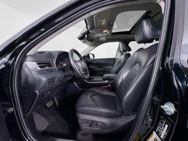 Photo of 2022 Midnight Black Metallic Toyota Highlander