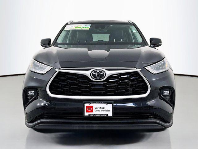 Photo of 2022 Midnight Black Metallic Toyota Highlander