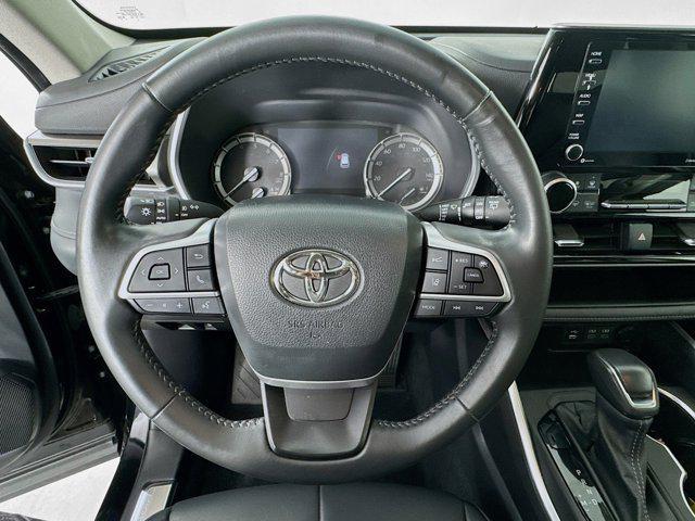 Photo of 2022 Midnight Black Metallic Toyota Highlander