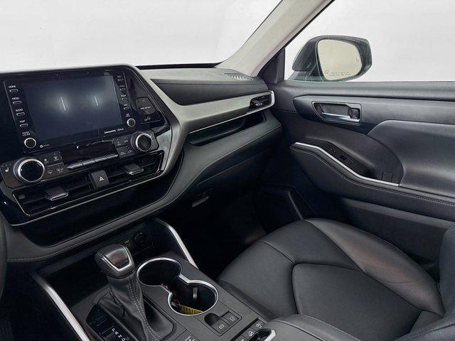 Photo of 2022 Midnight Black Metallic Toyota Highlander
