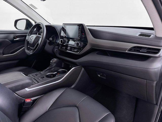 Photo of 2022 Midnight Black Metallic Toyota Highlander