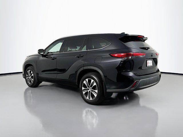 Photo of 2022 Midnight Black Metallic Toyota Highlander