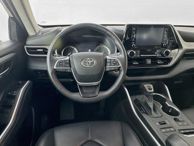 Photo of 2022 Midnight Black Metallic Toyota Highlander